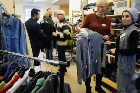 Reger Betrieb herrschte in der Kleiderkammer in Deidesheim beim Tag der offenen Tür am Samstag, hier mit den Mitarbeiterinnen Ke