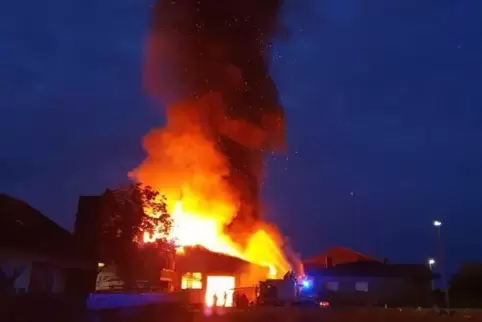 Zeit- und kraftraubend: der Einsatz der Feuerwehr beim Brand einer Lagerhalle im vergangenen Juli in Otterstadt. Die Brandruine 