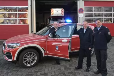 Mit dem neuen Kommandowagen der Wehrleitung der Verbandsgemeinde Römerberg-Dudenhofen: (von links) Wehrleiter Stefan Zöller und 
