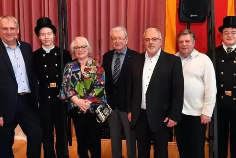 Ortsbürgermeister Rene Verdaasdonk (links) ehrte Marco Kropp, Sigrid und Wolfgang Germann sowie Wolfgang Müller (2.v.r.) und Hei