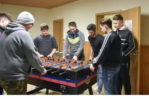 Kickern gehört fest zum Jugendtreff-Alltag, nicht nur in Rülzheim. Mit dabei: Markus Schwall (2.v.l.) und Dominik Schillinger (3