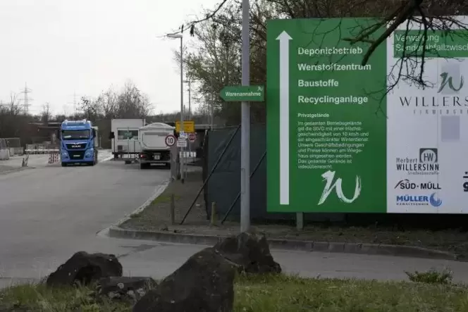 Hier starben am 21. August 2018 zwei Menschen: nahe der Deponie Heßheim, im Sonderabfall-Zwischenlager von Süd-Müll.