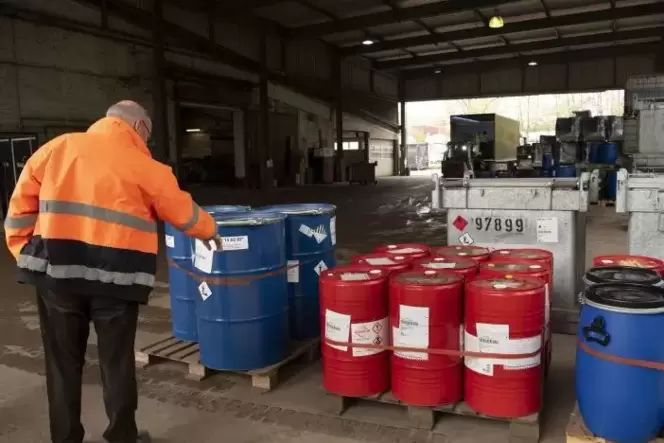 Anlieferung im Sondermüll-Zwischenlager bei der Firma Süd-Müll in Heßheim (Rhein-Pfalz-Kreis). Anlieferung im Sondermüll-Zwischenlager bei der Firma Süd-Müll in Heßheim (Rhein-Pfalz-Kreis).