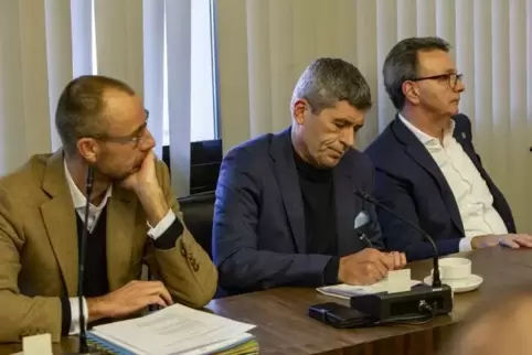 Nachdenklich: die Vertreter des 1. FCK in der Stadtratssitzung ? Soeren Oliver Voigt, Markus Merk und Rainer Keßler (von links).
