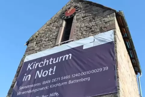 Auch mit einem großen Banner am Kirchturm wirbt die Kirchengemeinde um Spenden.