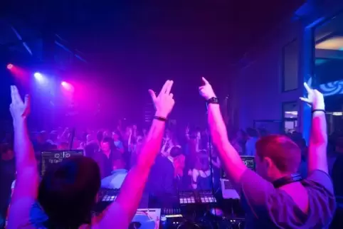 Arbeitsteilung am Mixplace: Einer der „StereoTypen“ beobachtet die Menschenmenge und schaut, welcher Song als nächstes passt, de