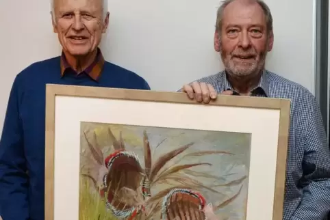 Spender Volker Meyburg (links) und Reinhard Fischer mit dem Gemälde.