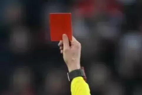 Sieht ein Trainer die Rote Karte, ist das künftig teurer: 75 Euro werden dann als Strafe fällig.