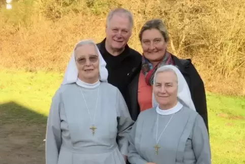 Birgit Hennes-Wallach und Wolfgang Hennes betreuen die Betreuerinnen: die Ordensschwestern Luciana, links, und Doris aus Peru.