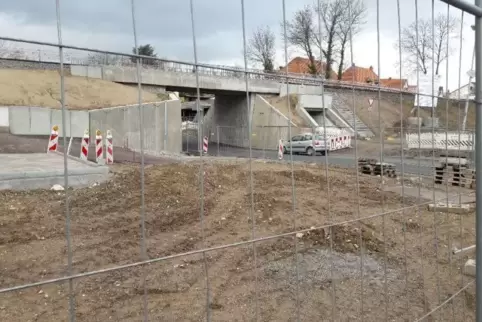 Die Bahnbrücke in Asselheim.