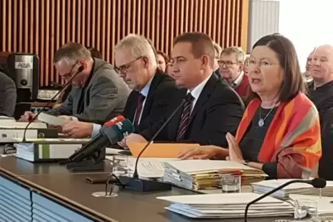 Rede und Antwort: Umweltministerin Ulrike Höfken im Umweltausschuss. Neben ihr: SGD-Präsident Hannes Kopf.