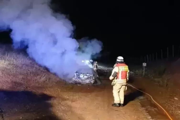 Der Feuerwehr blieb nur noch übrig, in dem total ausgebrannten Auto ein paar Flammen zu löschen. 