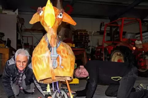 Franz Meyer (links) und Peter Schödl bringen der Figur „Elwi“ des Dahner Karnevalvereins das Laufen bei.