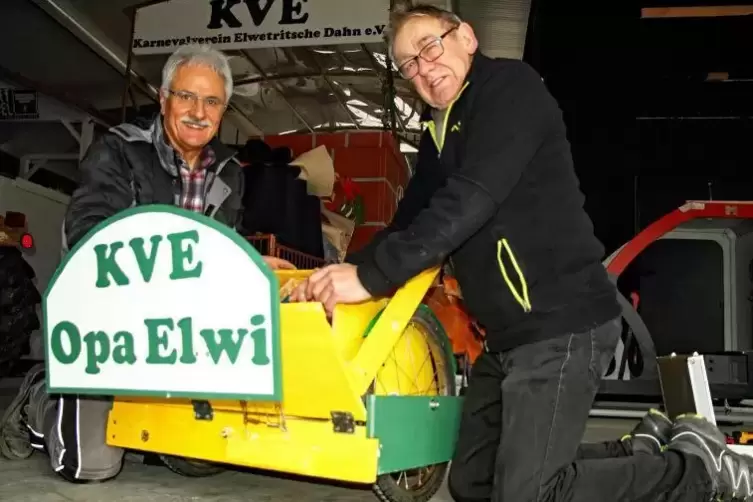 Franz Meyer (links) und Peter Sch&ouml;dl lernen das KVE Opa Elwi mobil laufen.