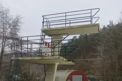 Auch wenn der Sprungturm im Schwimmbad Biebermühle die Gestaltungsmöglichkeiten beim Umbau einschränkt, wollen einige Räte nicht