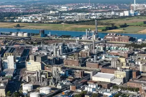 Ähnlich wie schon vor einem Jahr fürchten Mitarbeiter des BASF-Stammwerks Einschnitte bei der Beschäftigung.