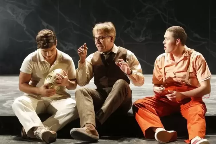 Mit seiner Inszenierung &bdquo;Tods eines Handlungsreisenden&ldquo; ? im Bild von links Liam R&ouml;dler, Rainer Furch und Franz Seeliger ? hat d