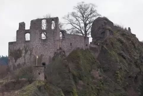 Wahrzeichen der gleichnamigen Donnersberggemeinde: Burg Falkenstein.