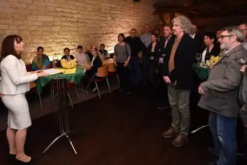 Verbandsbürgermeisterin Gabriele Flach (links) bedankte sich bei Vereinsmitgliedern für ihr Engagement.