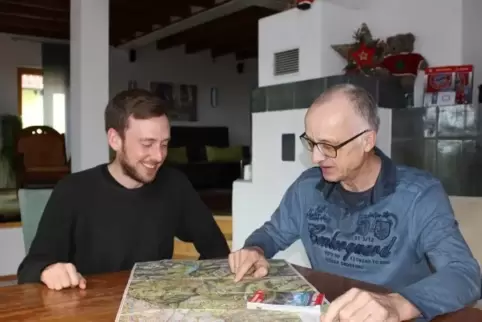 Tobias und Hubert Werling beim Planen.