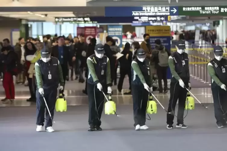 Das Flughafenpersonal am südkoreanischen Flughafen Incheon International Airport versprüht als Schutzmaßnahme gegen die Verbreit
