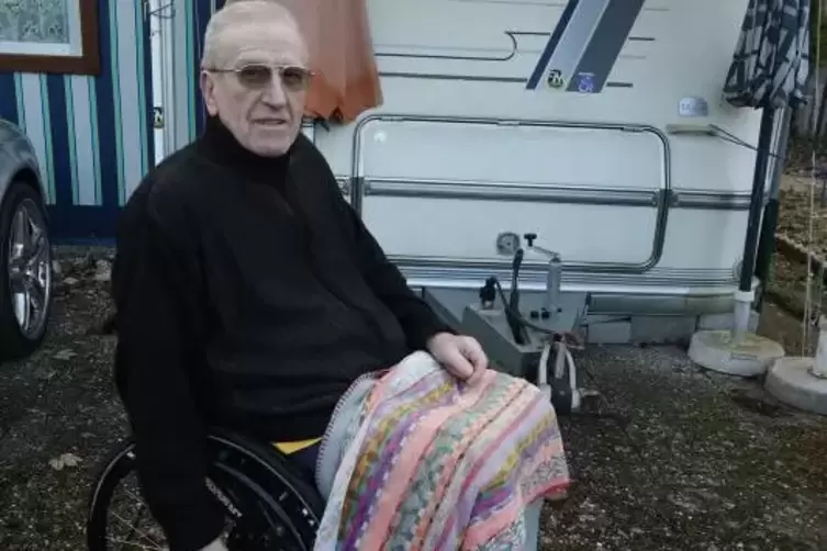 Dieter Rheude ist seit 20 Jahren auf dem Campingplatz. Weil er im Rollstuhl sitzt, ist der Wohnwagen eingegraben.