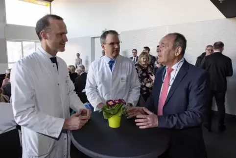 Peter Förster, Geschäftsführer des Westpfalz-Klinikums (rechts), im Gespräch mit den beiden neuen Chefärzten Reinhard Meier (Rad