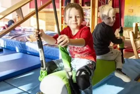 Beliebt: Die Balkenschaukel im Turnraum der Bewegungs-Kita in Miesau wird von den Kindern gerne genutzt – genau wie der gesamte 