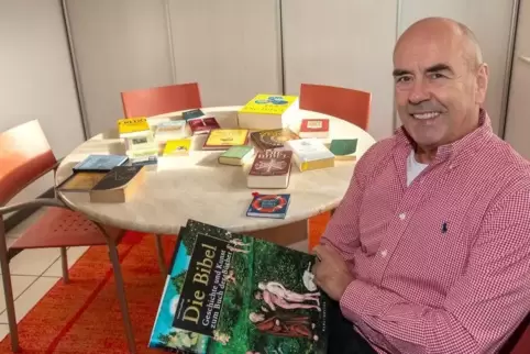 Buch der Bücher: Wolfgang Anders stellt gleich mehrere Bibeln für die Ausstellung zur Verfügung