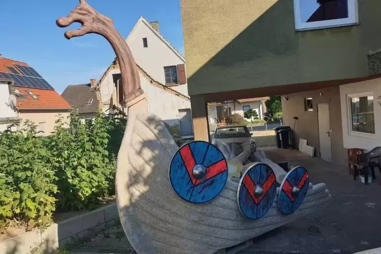 Alfred L&ouml;ffler baut die Teile selbst. In seinem Garten steht schon das Wikingerschiff.