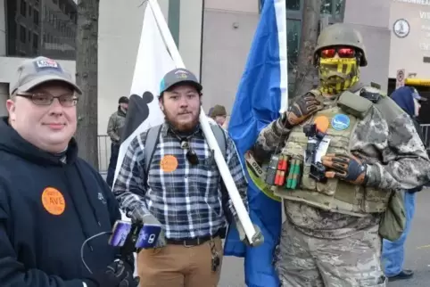 Am Tag des Protests gegen strengere Waffengesetze in den Straßen von Richmond. Rechte Milizionäre, einige mit vermummten Gesicht