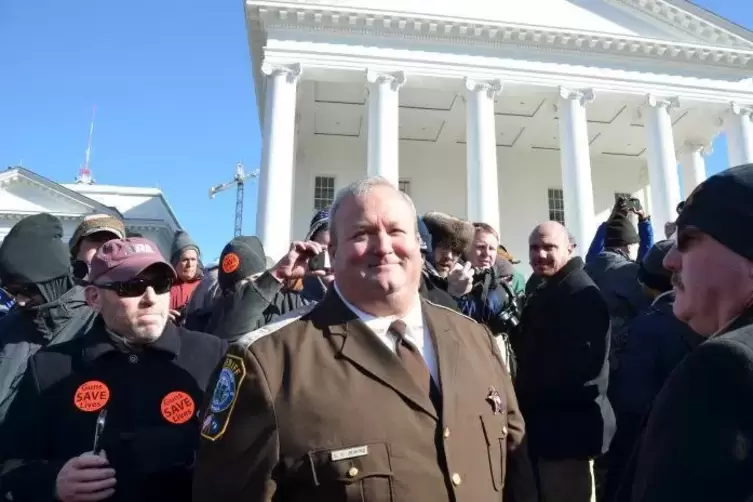 Scott Jenkins, der Sheriff von Culpeper, vor dem Bundesstaatenparlament Virginias, wo er gegen h&auml;rtere Waffengesetze protestiert