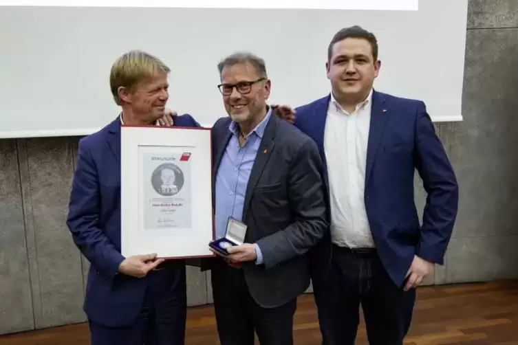 Hohe Auszeichnung vom höchsten DGB-Funktionär: DGB-Bundesvorsitzender Reiner Hoffmann überreicht Lothar Sorger (Mitte) die Hans-