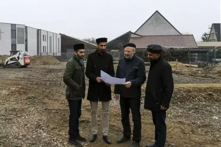 Besprechung auf der Baustelle im Industriepark Nord (von links): Bauleiter Hammad Ahmad, Präsident Faraz Ahmed, Bauleiter Saeed 