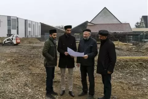 Besprechung auf der Baustelle im Industriepark Nord (von links): Bauleiter Hammad Ahmad, Präsident Faraz Ahmed, Bauleiter Saeed 