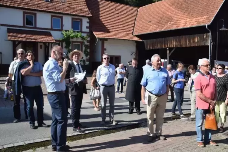 Sommer 2019: Ortsbürgermeister Ralf Weber (mit Mikro) begleitet die Bundeskommission durchs Dorf.
