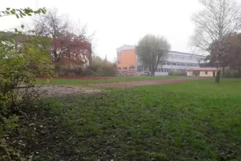 Östlich der Turnhalle der Dekan-Ernst-Schule soll der provisorische Kindergarten errichtet werden.