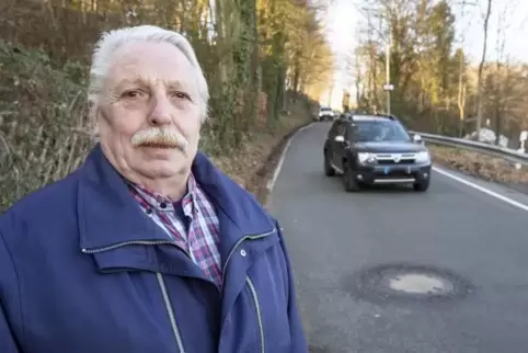 Ortsvorsteher Fritz Henrich freut sich, dass der Fußweg an der Straße Im Gersweilerhof nun kommt.