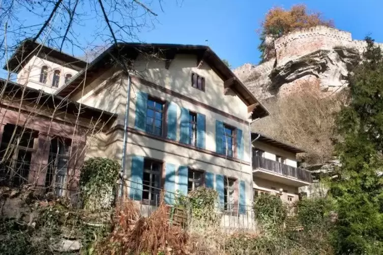 Die Villa Denis unterhalb der Burgruine Diemerstein bei Frankenstein im Pfälzerwald gehörte dem Erbauer der ersten Pfälzer Eisen
