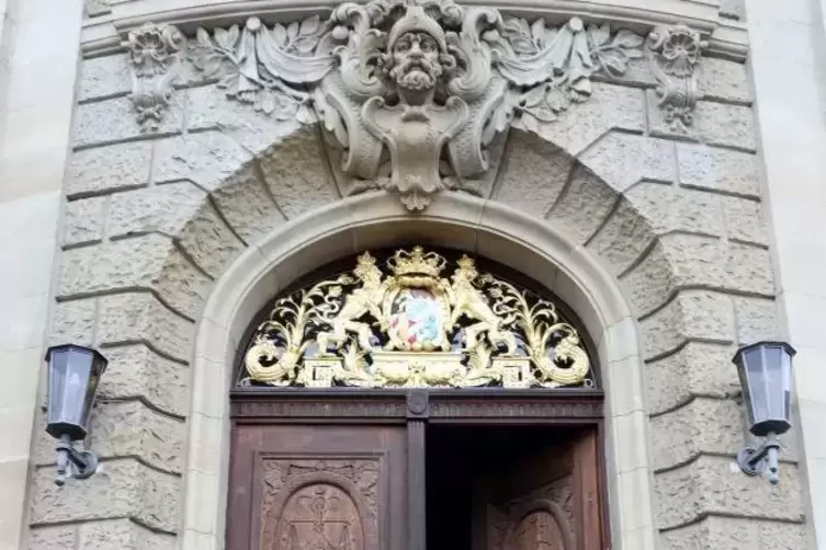 Der Haupteingang des landauer Gerichtsgebäudes.