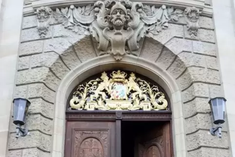 Der Haupteingang des landauer Gerichtsgebäudes.