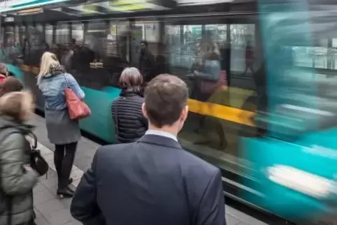 Der öffentliche Nahverkehr soll in Rheinland-Pfalz attraktiver werden. Doch das dafür nötige Gesetz lässt auf sich warten.