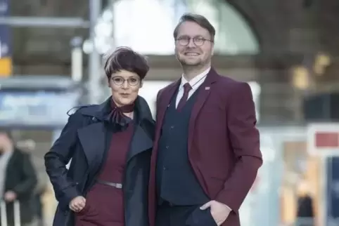 Die neue Dienstkleidung der Bahn bietet eine Auswahl an bis zu 80 Teilen in Blau und Weinrot. Ab August wird das Personal in Züg