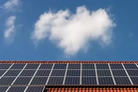 Für eine solche Solaranlage auf dem Dach eines Gemeindegebäudes im Südring wollen die Gemeindewerke nun weitere Vergleichsangebo