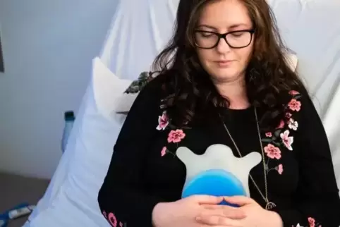 Lisa Engmann mit dem Aufzeichnungsgerät für Herztöne und Atmung.