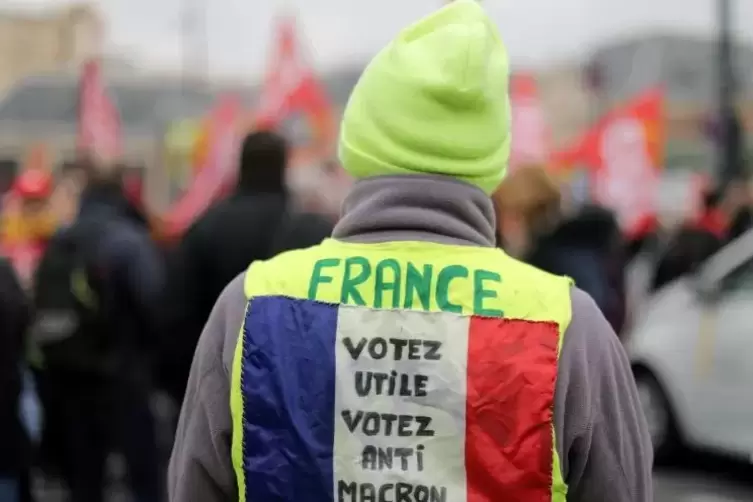Die Proteste gehen weiter. Die Aufschrift auf der Jacke dieses Demonstranten lautet: „Stimme nützlich ab. Stimme gegen Macron.“