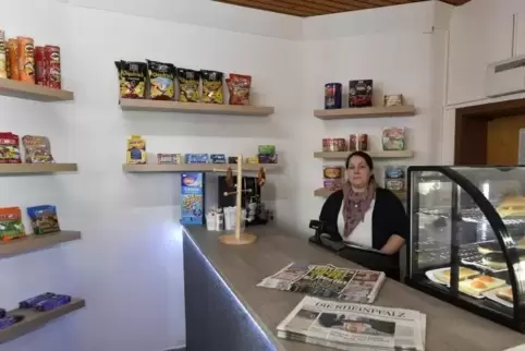 Jeden Tag backt Janine Wiedemann eine neue Sorte Kuchen, den sie im Bahnhofskiosk mit einer Tassee Kaffe verkauft.