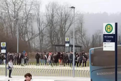 Auf Busse von DB Regio warteten Schüler am Freitag vergeblich.   Foto: Moschel