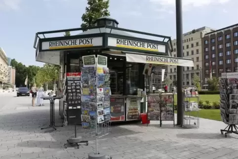 Ein klassischer Zeitungskiosk in Düsseldorf. Die dort auch verriebene „Rheinische Post“ macht inzwischen auch bei einem Online-K