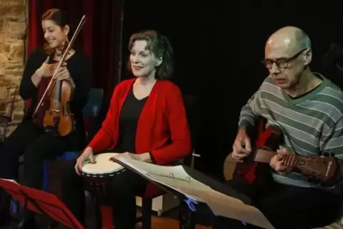 Barbara Bernt (Mitte) und Jochen Schott, hier in ihrer Theaterscheune bei den Proben mit Kathrin Yarizell Lothschütz (links) für
